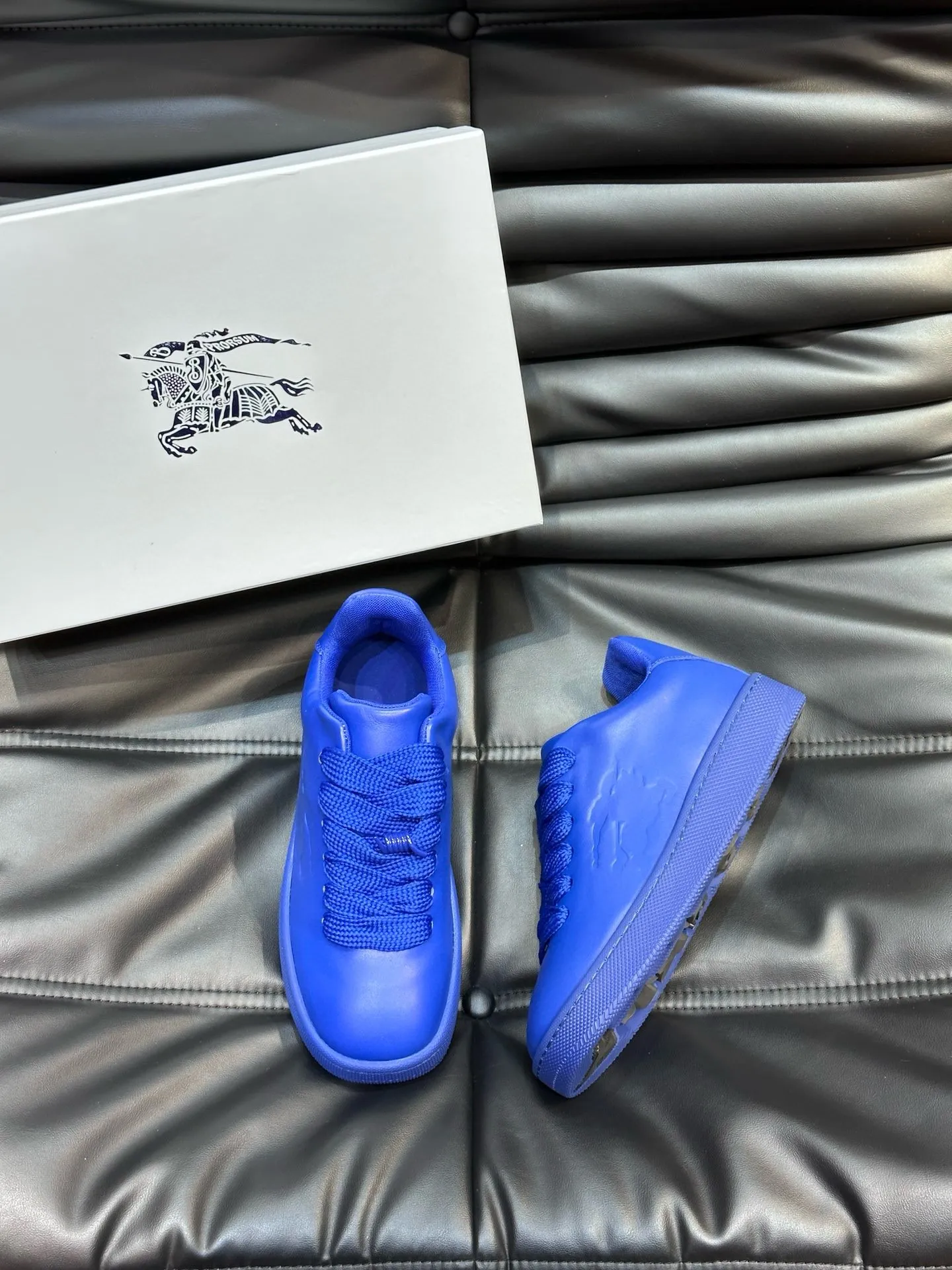Factory price: 500💰Burberry Box series👫Thick-soled casual sports shoes for couples, cool sneakers and bread shoes, purchased and developed from the original version, the top version of the Box series sports shoes, made of original plaid/knitted fabric, embellished with embossed Equestrian Knight logo (EKD). Made of mesh lining, the laces are decorated with metal coils, the rubber sole is decorated with the Burberry letter logo, and the original molded 3.5CM two-color T men's shoe 💰U outsole! Code number: 35-45 (35-45 customized)